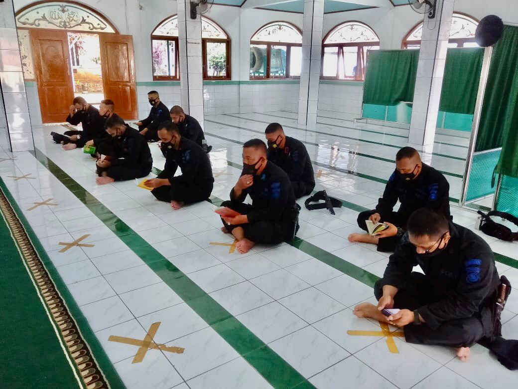 Rutinitas Personil Brimob Sumsel Untuk Pertebal Keimanan di Bulan Ramadhan Dengan Tadarus Al-Quran