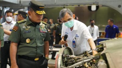 Sambangi PT DI, KASAD Berikan Apresiasi Atas Dukungan Kesiapan Operasional Pesawat TNI  AD