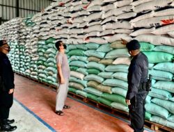 Tengok Gudang Bulog Di Oku Timur, Brimob Sumsel Berikan Rasa Aman Kepada Masyarakat Dalam Beraktivitas