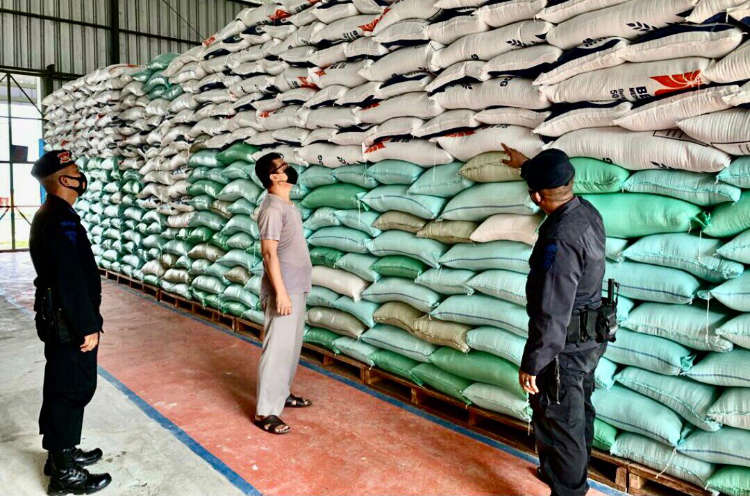Tengok Gudang Bulog Di Oku Timur, Brimob Sumsel Berikan Rasa Aman Kepada Masyarakat Dalam Beraktivitas