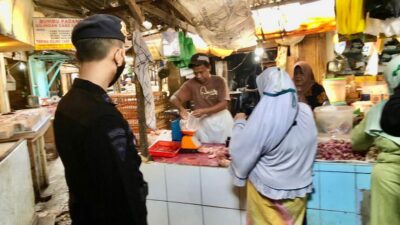 Cek Ketersediaan Bahan Pokok Jelang Idul Fitri 1443 H, Brimob Sumsel Blusukan Ke Pasar Tradisional