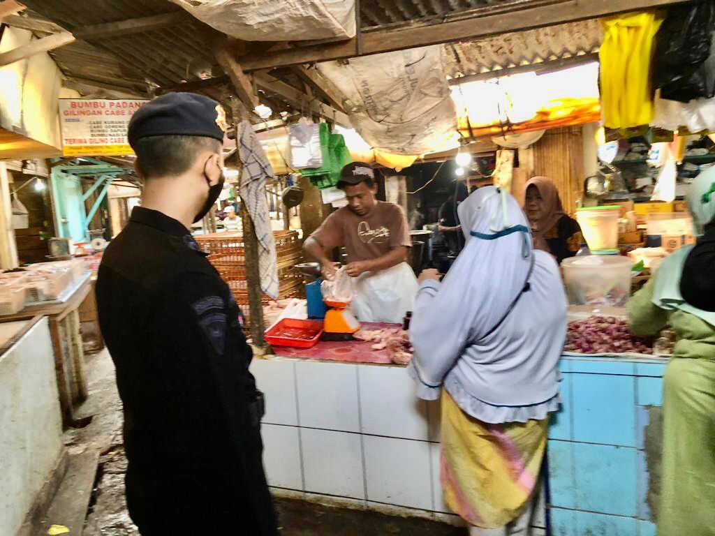 Cek Ketersediaan Bahan Pokok Jelang Idul Fitri 1443 H, Brimob Sumsel Blusukan Ke Pasar Tradisional