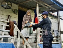 Wujud Bakti Brimob, Personil Batalyon C Pelopor Polda Sumsel Bagikan Sembako Ke Masyarakat Di Ogan Ilir