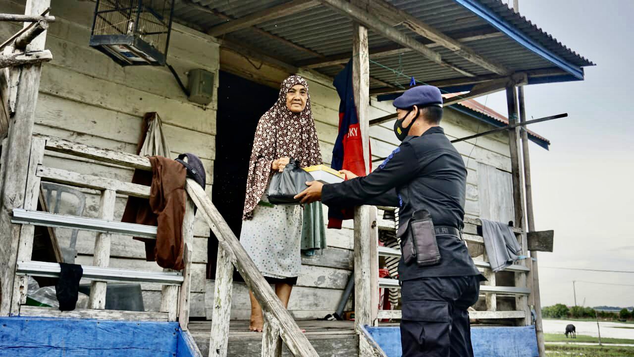 Wujud Bakti Brimob, Personil Batalyon C Pelopor Polda Sumsel Bagikan Sembako Ke Masyarakat Di Ogan Ilir
