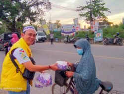 Partai Golkar Bagikan 1000 Paket Takjil Kepada Warga Kota Singkawang: Turut Bagikan Bpk. Dr. Andi Syarif.TUW.ST.MT.MSi (HAN) Ketua DPD II.