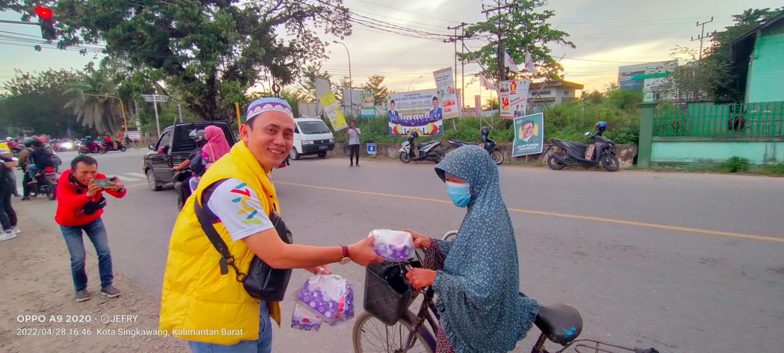 Partai Golkar Bagikan 1000 Paket Takjil Kepada Warga Kota Singkawang: Turut Bagikan Bpk. Dr. Andi Syarif.TUW.ST.MT.MSi (HAN) Ketua DPD II.