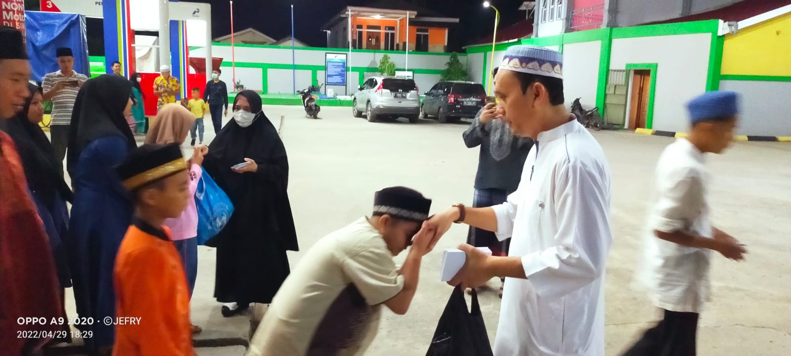 Ketua DPD 2 Partai Golkar Kota Singkwang Bpk. Dr. Andi Syarif.TUW.ST.MT.MSi (HAN) Buka Puasa Bersama Warga Setempat serta Anak-Anak Panti Asuhan 2022