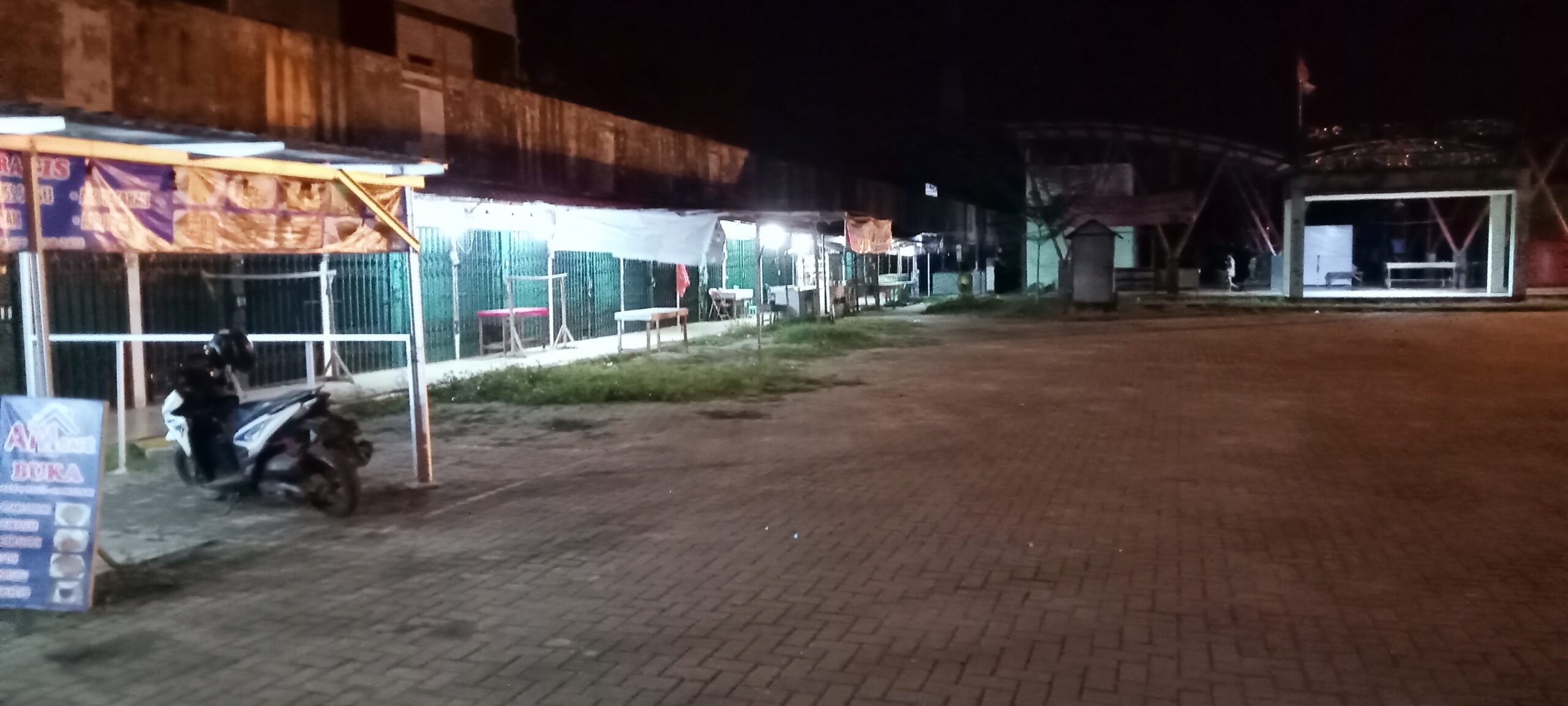 Pedagang Pasar PSM Mengeluhkan Sikap Dinas Perdagangan Kota Singkawang Terkesan Tidak Ada Niat Memberikan Fasilitas Listrik Dan Air Bersih.