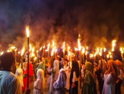 Meriahkan Idul Fitri 1443 Hijriyah, Pemuda Bersama Mahasiswa Menggelar Pawai Obor Keliling Kampung.