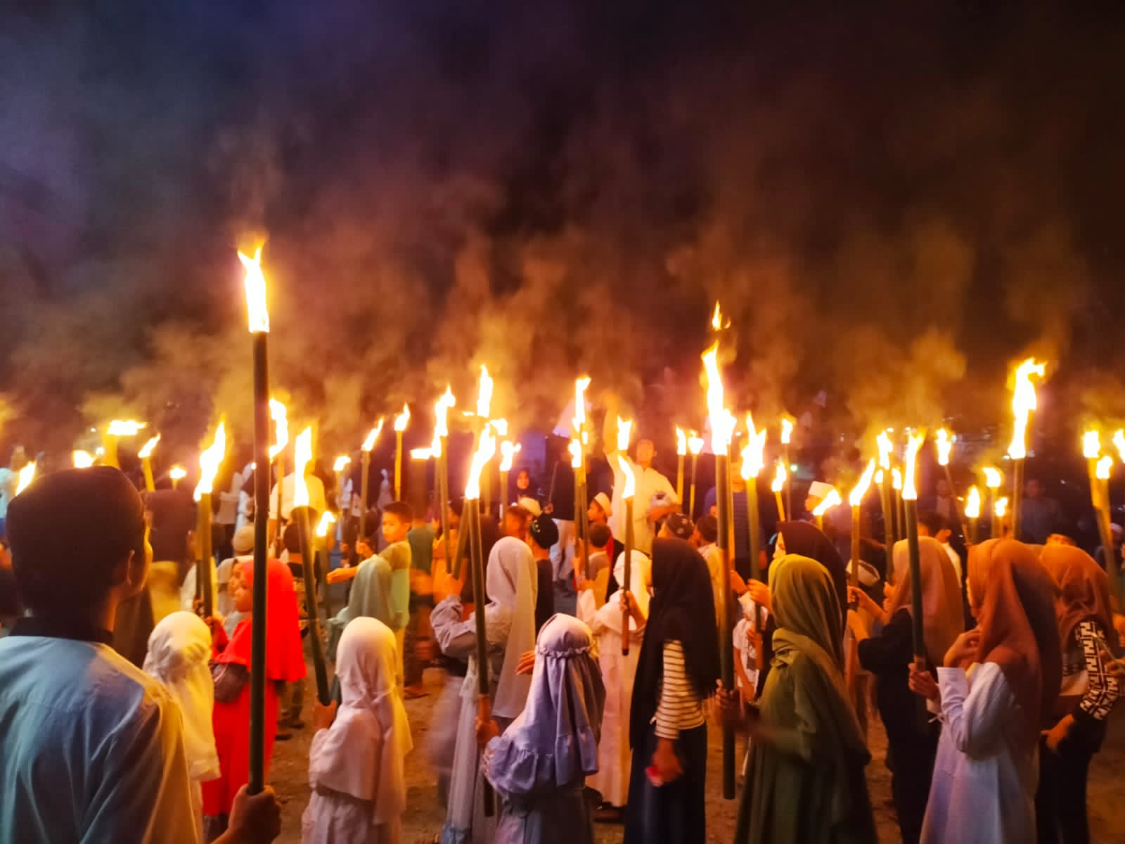 Meriahkan Idul Fitri 1443 Hijriyah, Pemuda Bersama Mahasiswa Menggelar Pawai Obor Keliling Kampung.