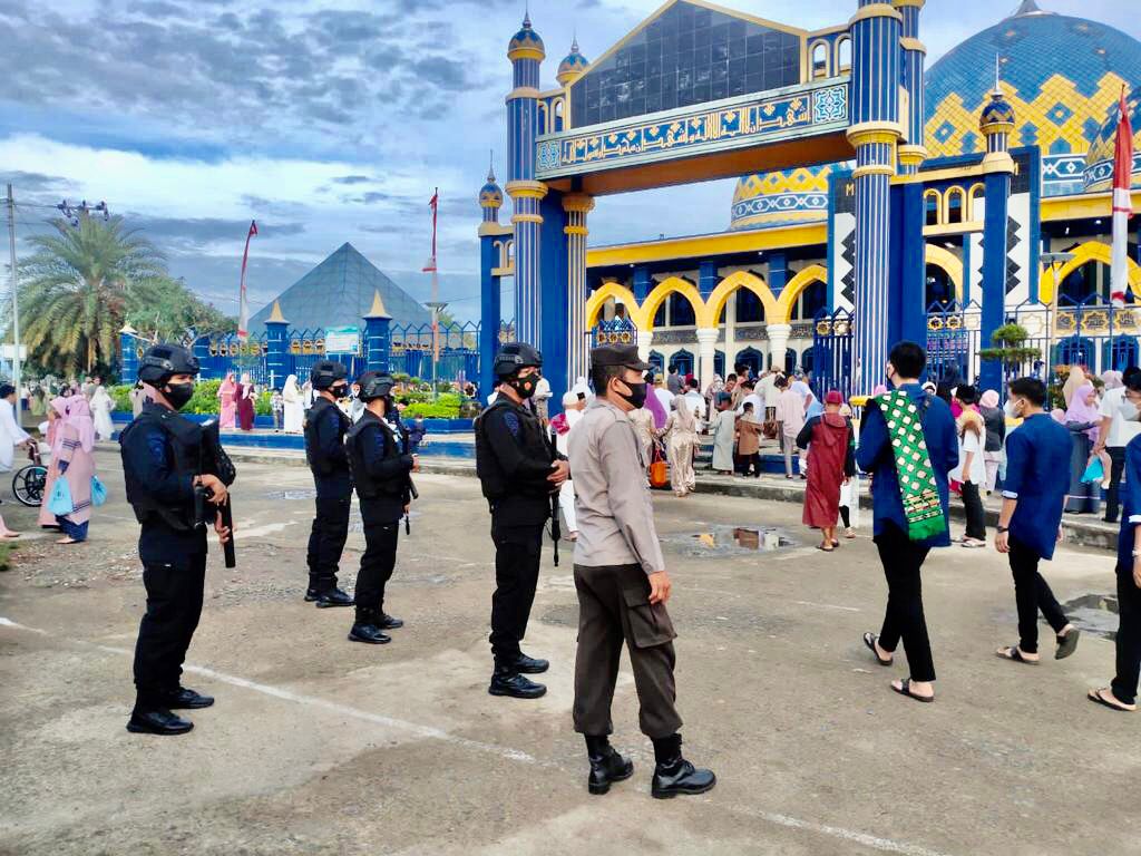 Pelaksanaan Shalat Idul Fitri 1443 H Di Kota Lubuk Linggau, Dijaga Personel Satuan Brimob Polda Sumsel