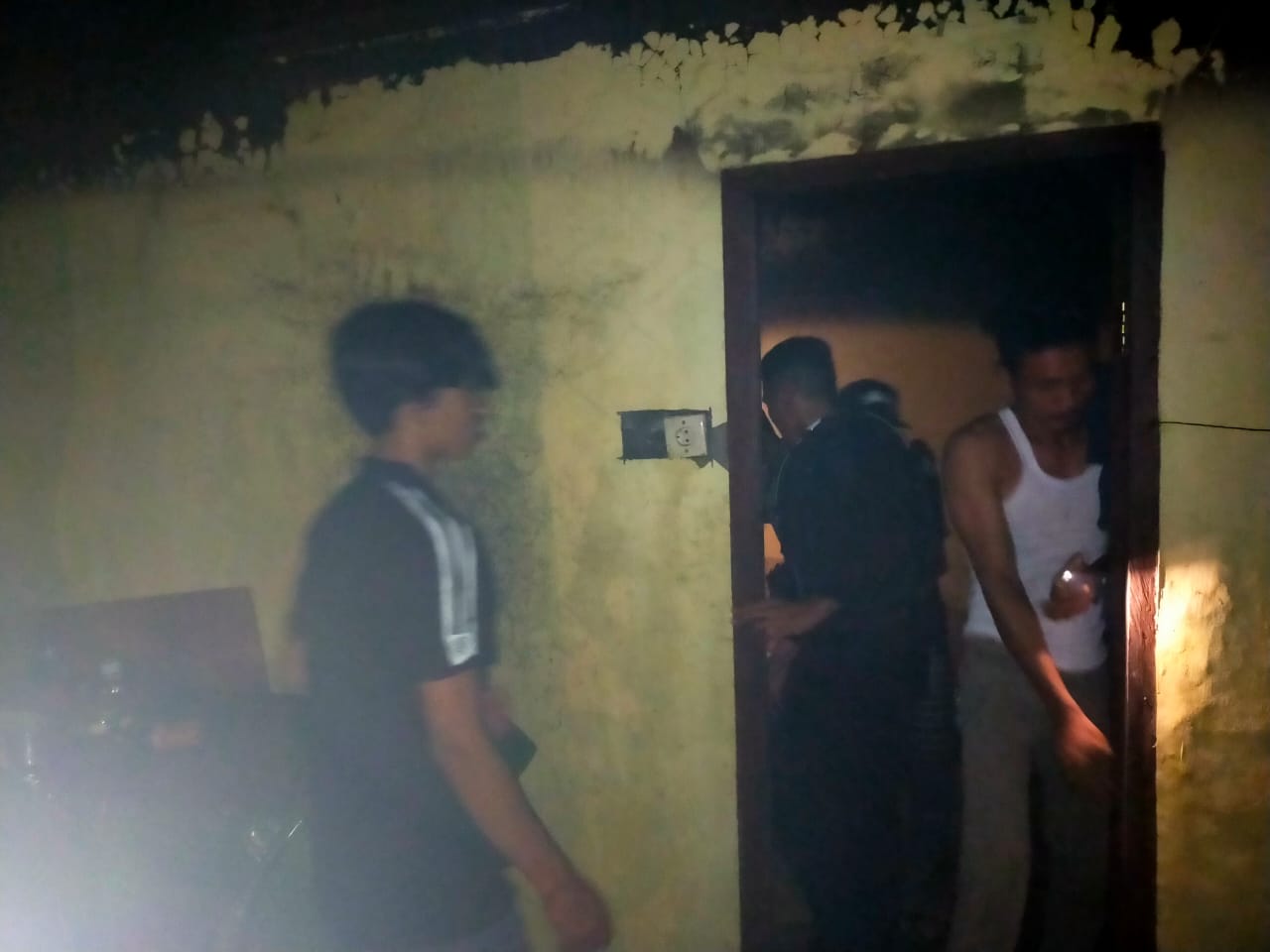 Sijago Merah Bakar Rumah Warga, Personel Batalyon C Pelopor Polda Riau Bantu Proses Pemadaman,