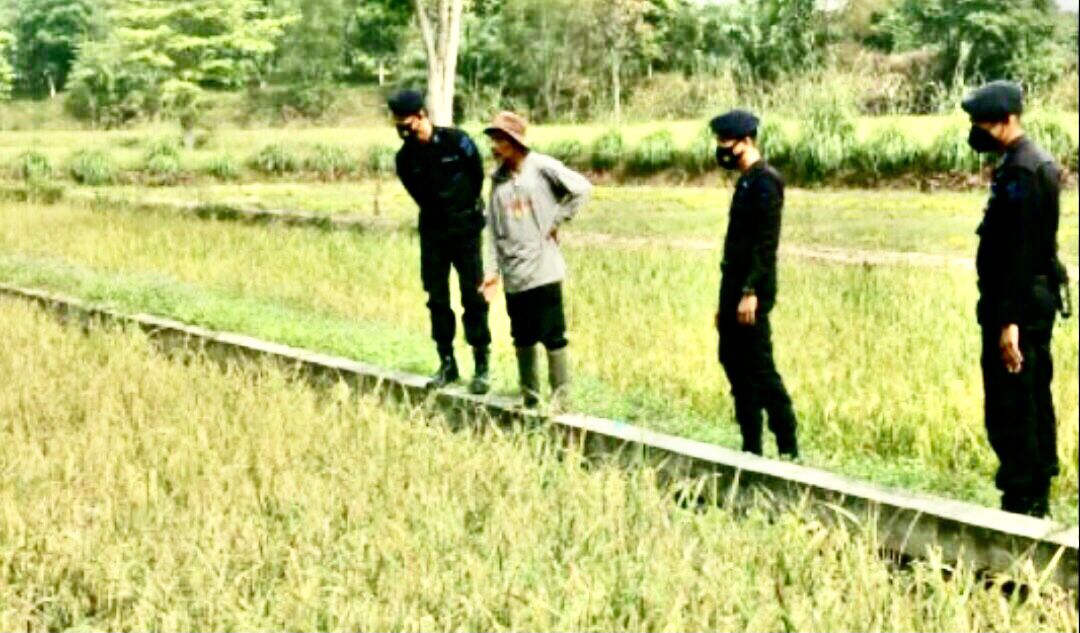Himbauan Dukung Ketahanan Pagan Nasional, disampaikan Personel Brimob Polda Sumsel Saat Sambangi Petani Dan Peternak Di OKU Timur