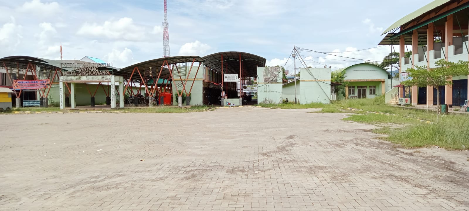 Kondisi Bangunan Pasar Semi Modern Alianyang Kota Singkawang Terlihat Kumuh Dan Tidak Terawat. Dinas Terkait Sibuk Study Banding