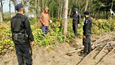 Lakukan Kunjungan Di OKU Timur, Personel Brimob Sumsel Ajak Masyarakat Tingkatkan Produktivitas Pangan Nasional