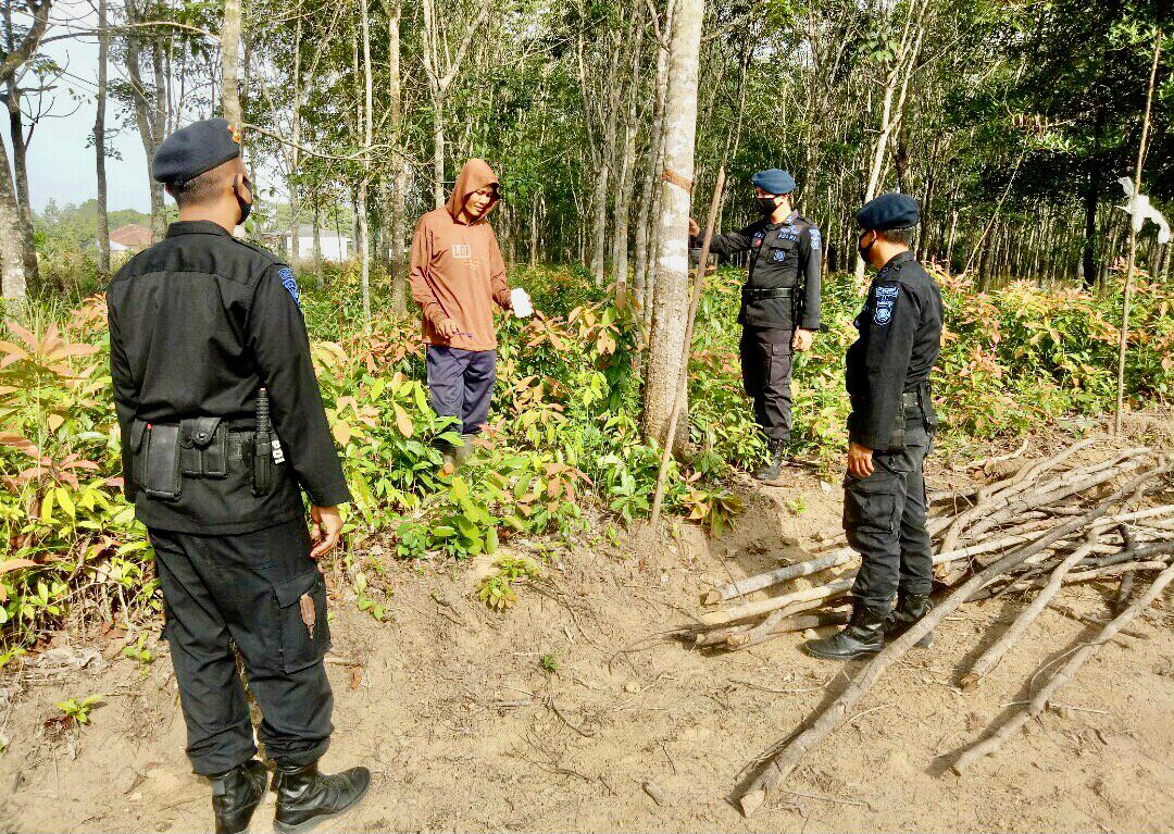 Lakukan Kunjungan Di OKU Timur, Personel Brimob Sumsel Ajak Masyarakat Tingkatkan Produktivitas Pangan Nasional
