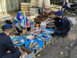 Lakukan Kunjungan Ke Pasar Pendopo Pali, Personel Brimob Sumsel Himbau Masyarakat Taati Prokes