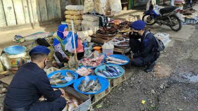 Lakukan Kunjungan Ke Pasar Pendopo Pali, Personel Brimob Sumsel Himbau Masyarakat Taati Prokes
