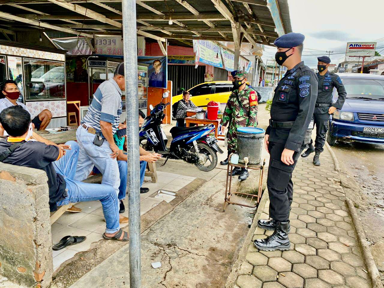Jaga Kodusifitas Wilayah Pali, Personel Satbrimob Polda Sumsel dan Anggota Koramil 404/03 Talang Ubi Gelar Patroli Bersama