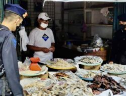 Personel Brimob Sumsel Ingatkan Masyarakat Untuk Patuhi Prokes Saat Menyambangi Pasar Bhayangkara Pali Personel Brimob Sumsel Ingatkan Masyarakat Untuk Patuhi Prokes Saat Menyambangi Pasar Bhayangkara Pali