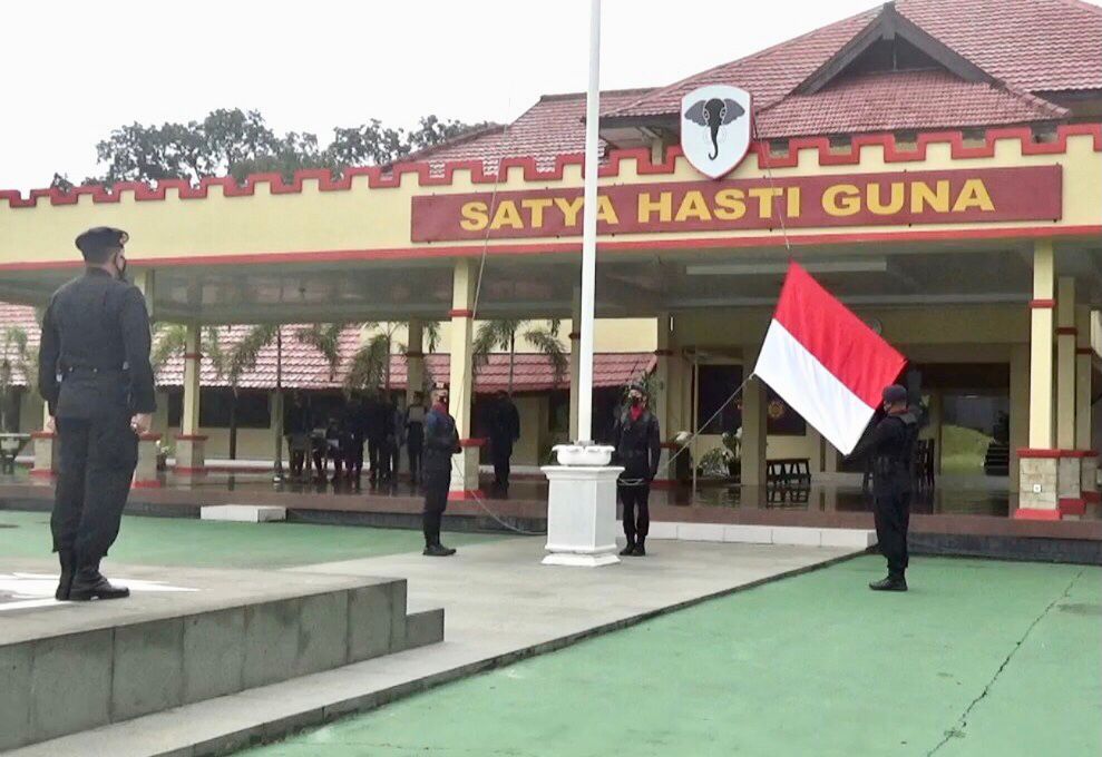 Pimpin Upacara Bulanan Pengibaran Bendera Merah Putih, Dansat Brimob Polda Sumsel Ajak Personel Disiplin dan Tanggungjawab Disetiap Tugas