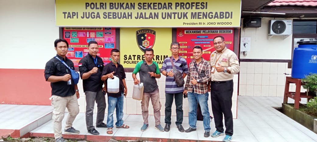 Sejumlah Wartawan Dari Berbagai Media Mendatangi Polres Bengkayang: Usut Pedagang Penjual Minyak Goreng Tidak Layak Komsumsi Kepada Warga Penerima BLT