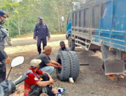 Patroli Dialogis Brimob Sumsel, Jumpai Supir Truk Yang Alami Pecah Ban Dan Membantunya Agar Bisa Melanjutkan Perjalanan Kembali Patroli Dialogis Brimob Sumsel, Jumpai Supir Truk Yang Alami Pecah Ban Dan Membantunya Agar Bisa Melanjutkan Perjalanan Kembali