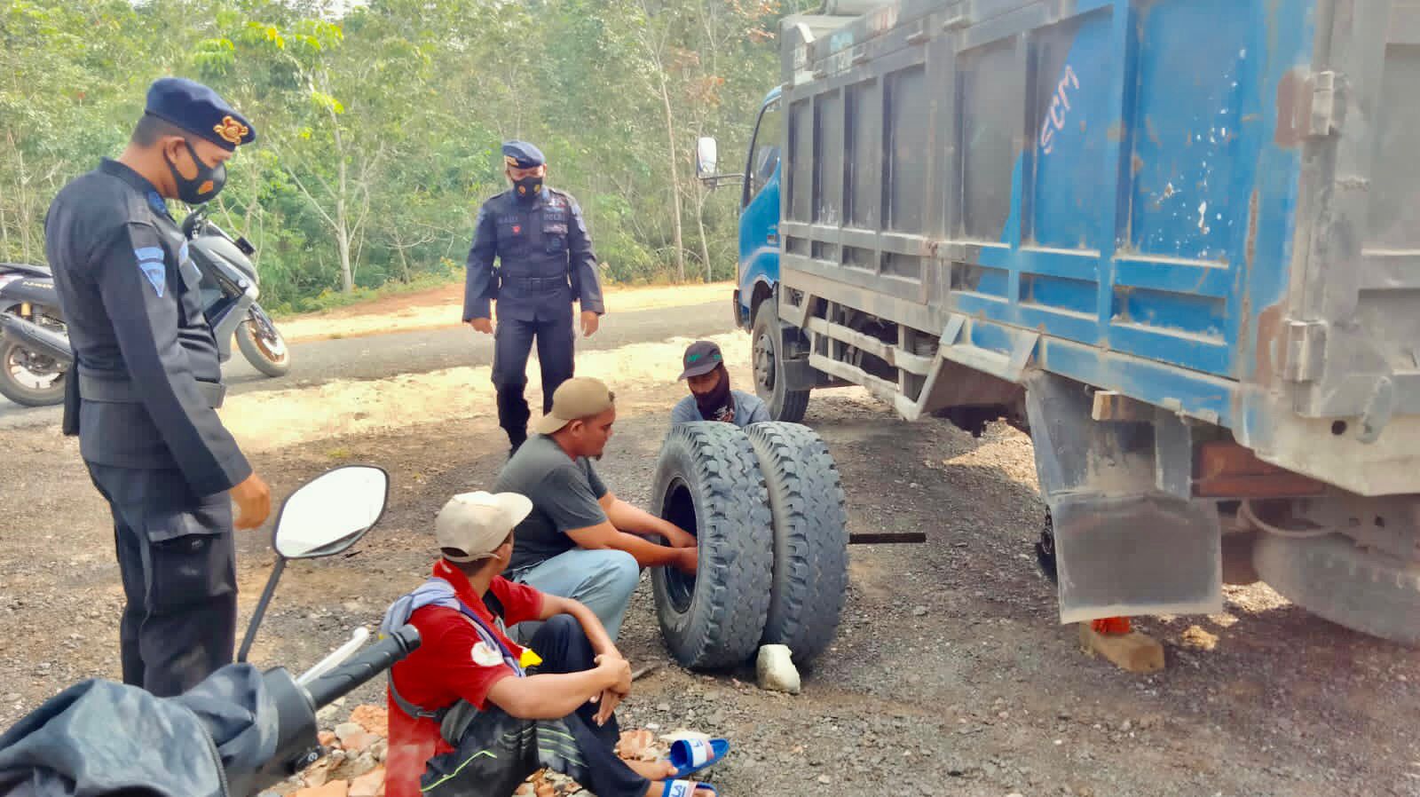 Patroli Dialogis Brimob Sumsel, Jumpai Supir Truk Yang Alami Pecah Ban Dan Membantunya Agar Bisa Melanjutkan Perjalanan Kembali