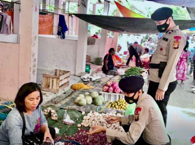 Selain Pantau Situasi Keamanan, Brimob Sumsel Juga Himbau Masyarakat Untuk Tetap Patuhi Prokes Saat Sambangi Pasar Bhayangkara