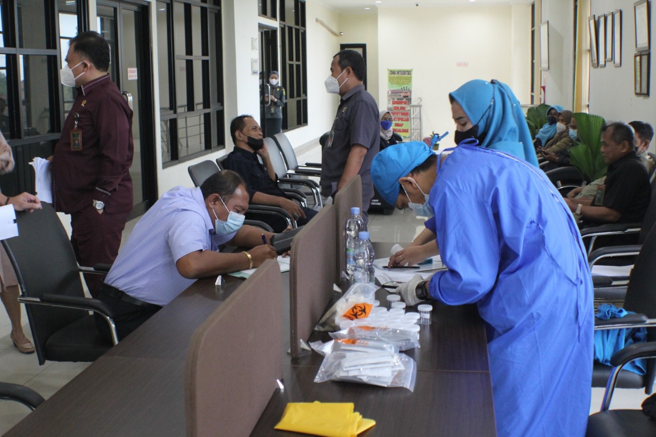 Hakim, Panitera Dan Sekretaris Pengadilan Negeri/PHI/Tipikor Serang Adakan Uji Tes Bebas Narkoba