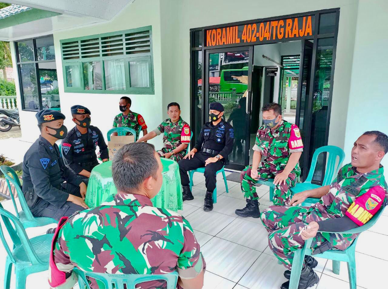 Giat Sinergitas TNI – Polri, Personel Brimob Sumsel Gelar Silaturahmi Ke Koramil 402-04 / Tanjung Raja