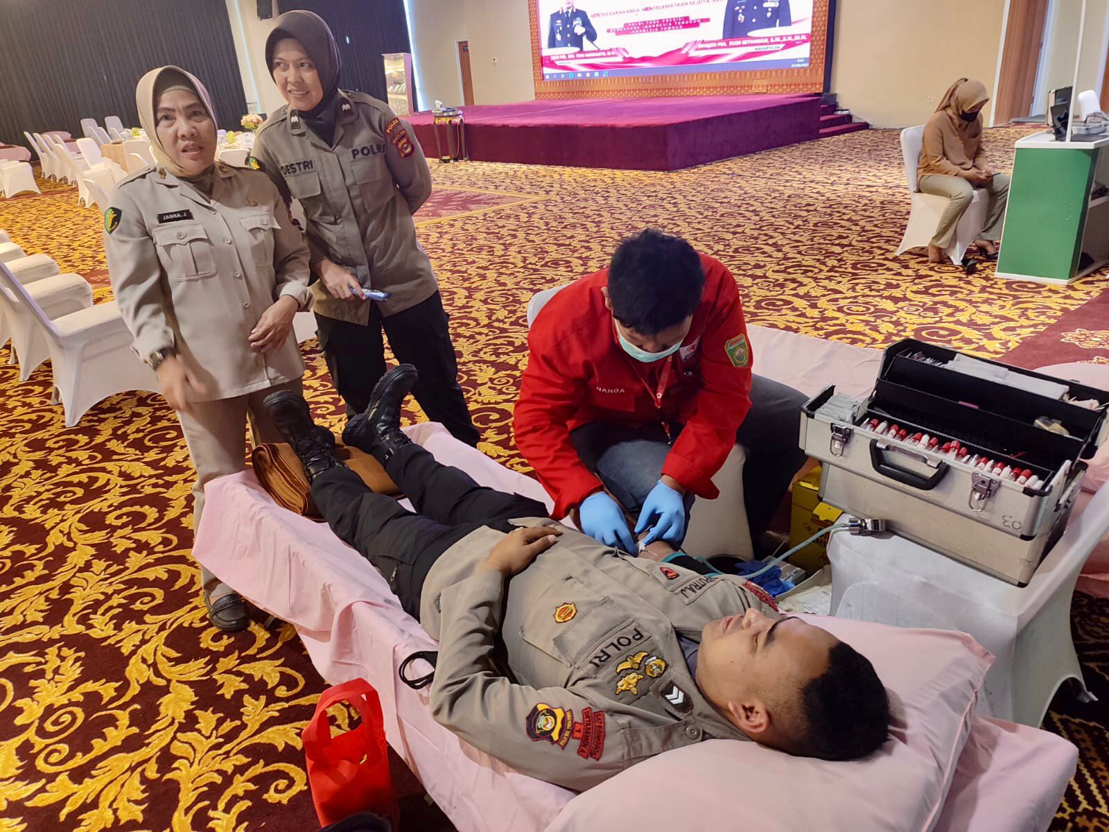 Sambut HUT Ke-76 Bhayangkara, Satbrimob Polda Sumsel Turut Berpartisipasi Dalam Giat Donor Darah di Mapolda Sumsel