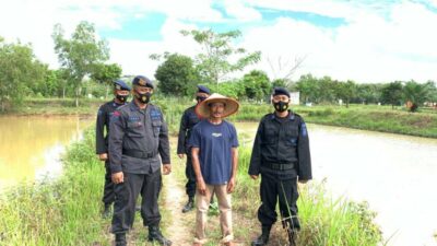 Guna Mencegah Propaganda KKB sekaligus Meningkatkan Produktivitas Pangan, Brimob Sumsel Sambangi Peternak Ikan Di OKU Timur