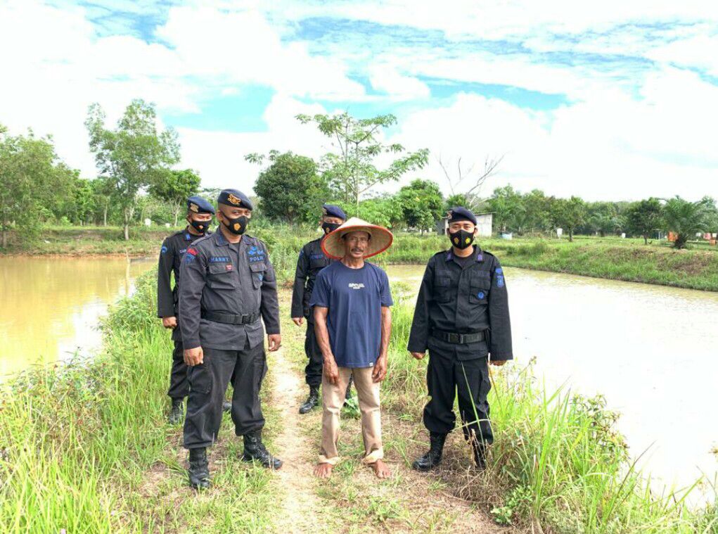 Guna Mencegah Propaganda KKB sekaligus Meningkatkan Produktivitas Pangan, Brimob Sumsel Sambangi Peternak Ikan Di OKU Timur
