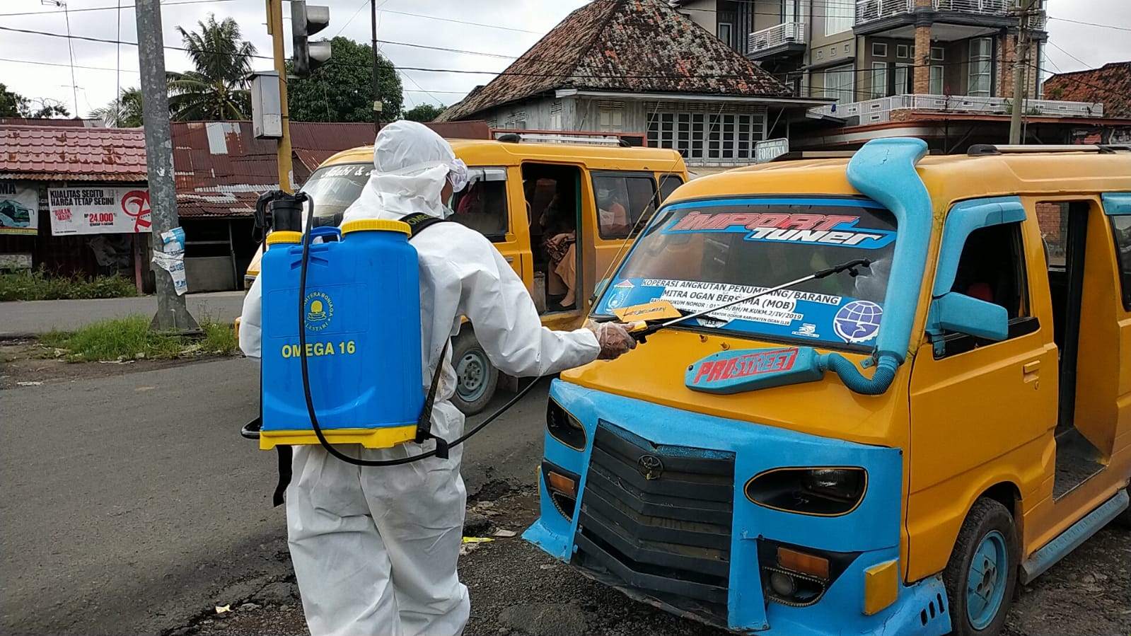 Kenakan APD Lengkap, Personel Brimob Polda Sumsel Lakukan Penyemprotan Desinfektan Ditempat Umum