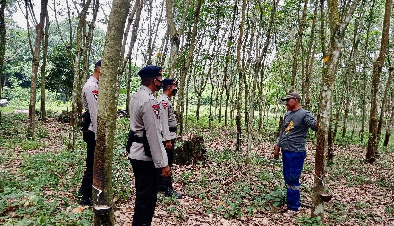 Ciptakan Rasa Aman Bagi Masyarakat, Sejumlah Personel Brimob Sumsel Lakukan Patroli Di Lokasi Yang Dianggap Rawan