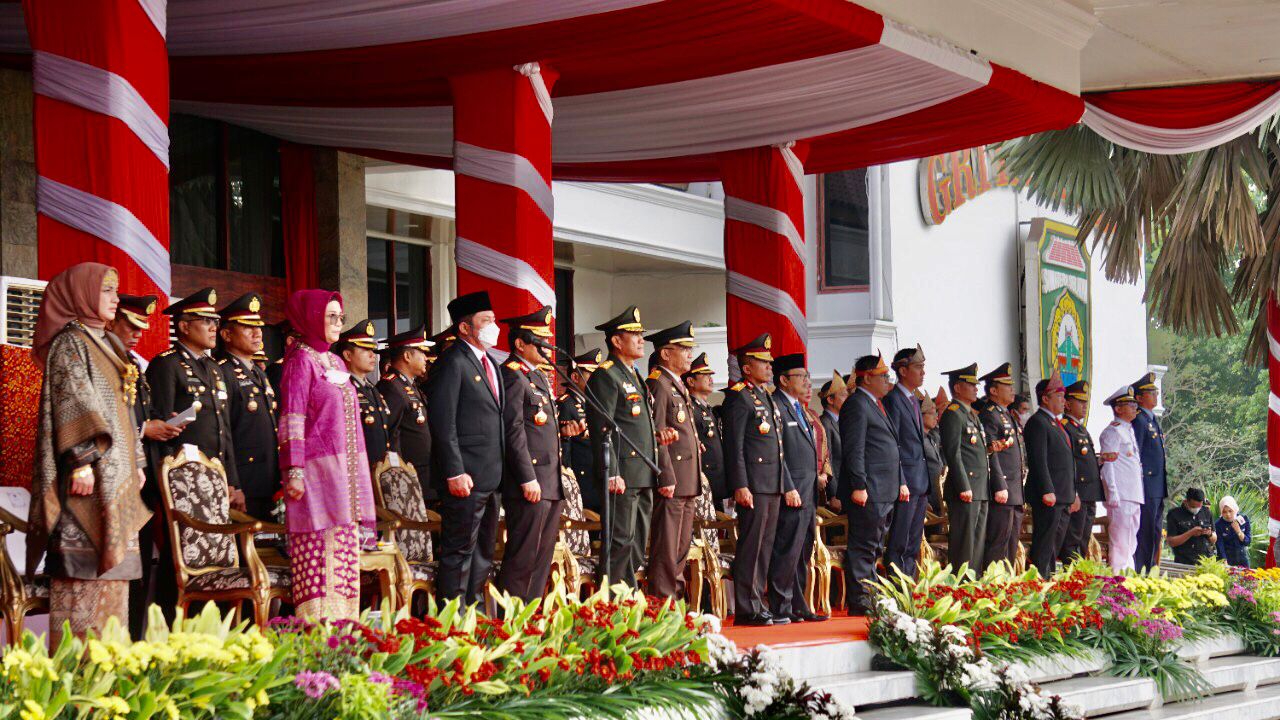 Bertempat Di Halaman Griya Agung Kota Palembang, Dansat Brimob Polda Sumsel Ikuti Upacara HUT Bhayangkara Ke-76  Secara Virtual