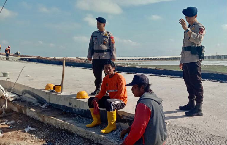 Sambangi Para Pekerja Di Ogan Ilir, Merupakan Salahsatu Wujud Brimob Polda Sumsel Dalam Berikan Rasa Aman Pada Masyarakat