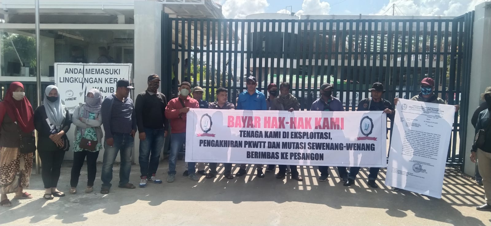 Karyawan PT. HPI Menyegel Pintu Masuk Perusahaan Karena Belum Dibayar Gaji Mereka 2022
