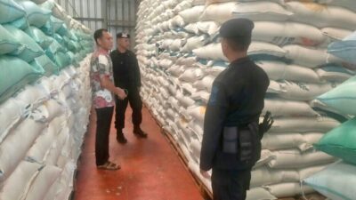 Bentuk Dukungan Terhadap Ketahanan Pangan Nasional, Brimob Sumsel Sambangi Gudang Bulog Di  OKU Timur