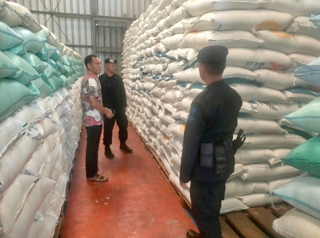 Bentuk Dukungan Terhadap Ketahanan Pangan Nasional, Brimob Sumsel Sambangi Gudang Bulog Di  OKU Timur