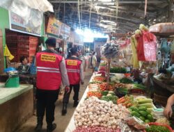 Disamping Pantau Situasi Pasar, Patroli Dialogis Brimob Sumsel Sosialisasikan Instruksi Mendagri Kepada Masyarakat Disamping Pantau Situasi Pasar, Patroli Dialogis Brimob Sumsel Sosialisasikan Instruksi Mendagri Kepada Masyarakat