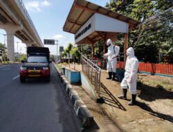 Guna mencegah Penyebaran Covid 19, Personil Brimob Polda Sumsel Kembali Gencar  Penyemprotan Cairan Disinfektan Di Kota Palembang