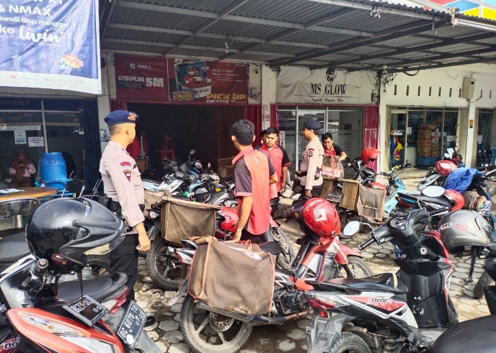 Penyampaian Pesan Kantibmas Personel Satbrimob Polda Sumsel  Saat Sambangi 2 Kecamatan di Ogan Ilir