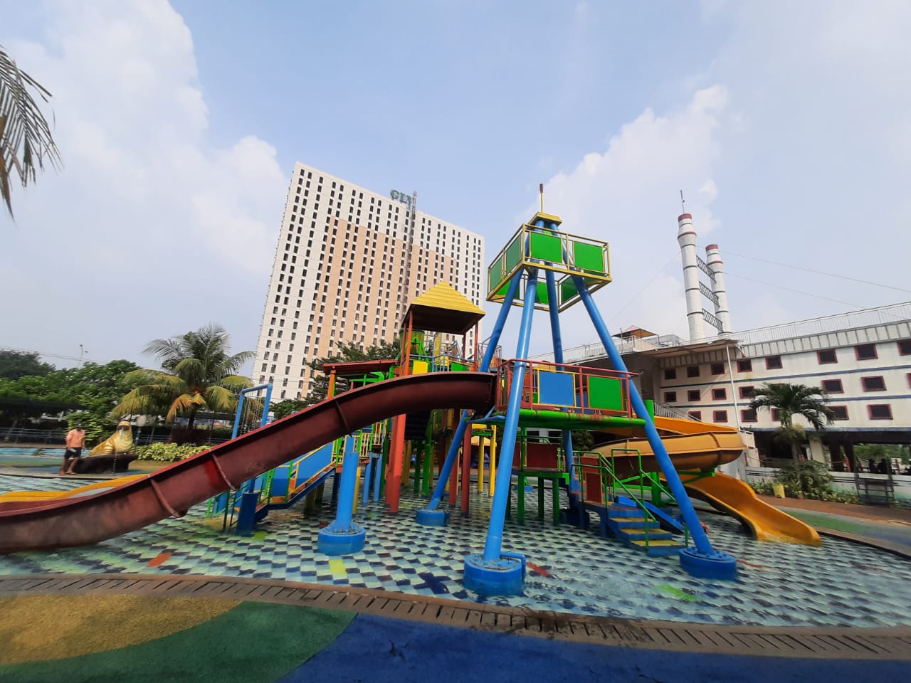 Kolam berenang GLV waterpark menyediakan fasilitas yang sangat menarik