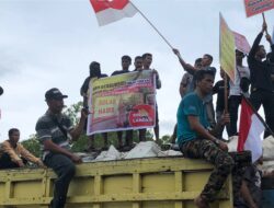 Massa Aksi Demo Kelangkaan BBM Jenis Solar “Copot Jabatan Kapolres Ketapang” 2022 Massa Aksi Demo Kelangkaan BBM Jenis Solar “Copot Jabatan Kapolres Ketapang” 2022
