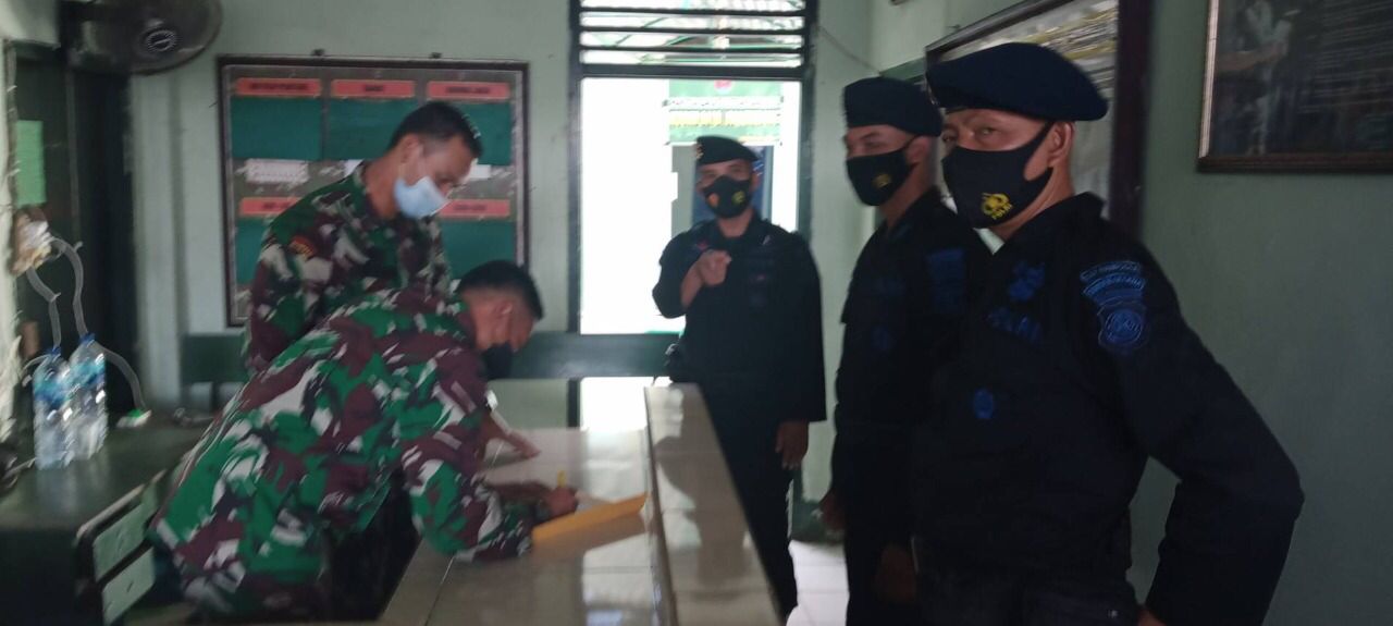 Tingkatkan Sinergitas Antara TNI-Polri, Personel Gegana Sumsel Silaturahmi Ke Mako Babinminvetcaddam II/Sriwijaya