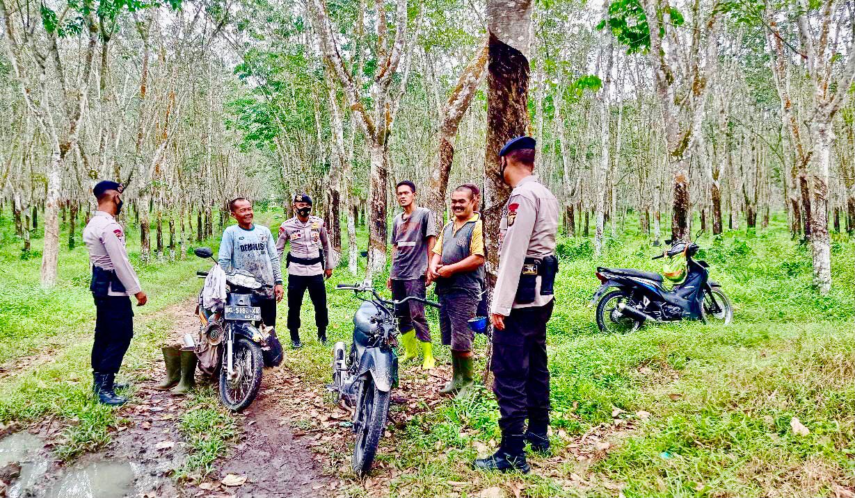 Brimob Polda Sumsel Ajak Masyarakat Ogan Ilir Untuk Jaga Situasi Kamtibmas Melalui Pendekatan Emosional Dengan Warga