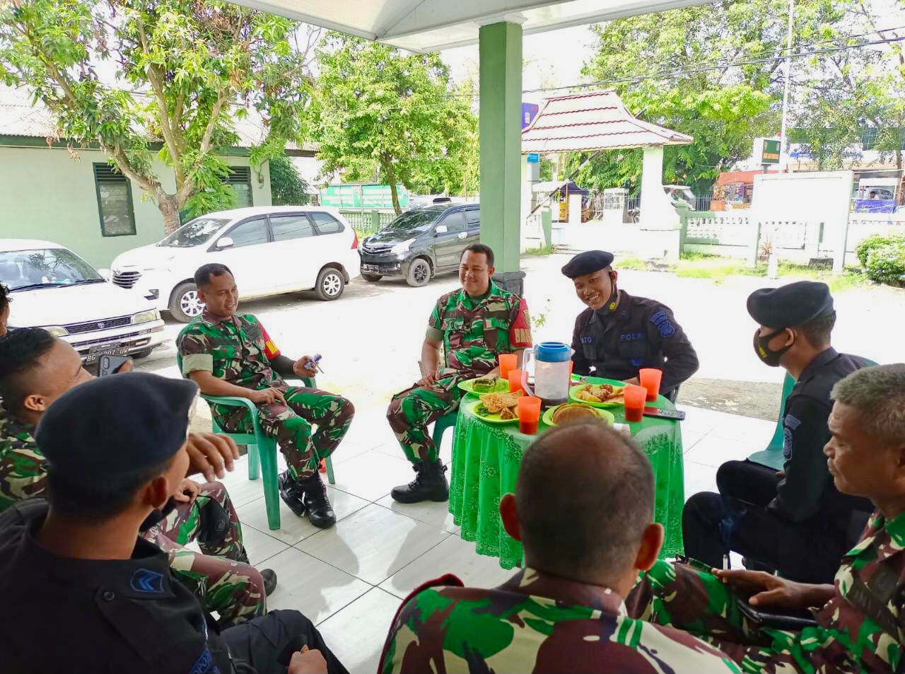 Sambangi Koramil 402-04/Tanjung Raja, Personil Brimob Sumsel Mendapat Sambutan Hangat