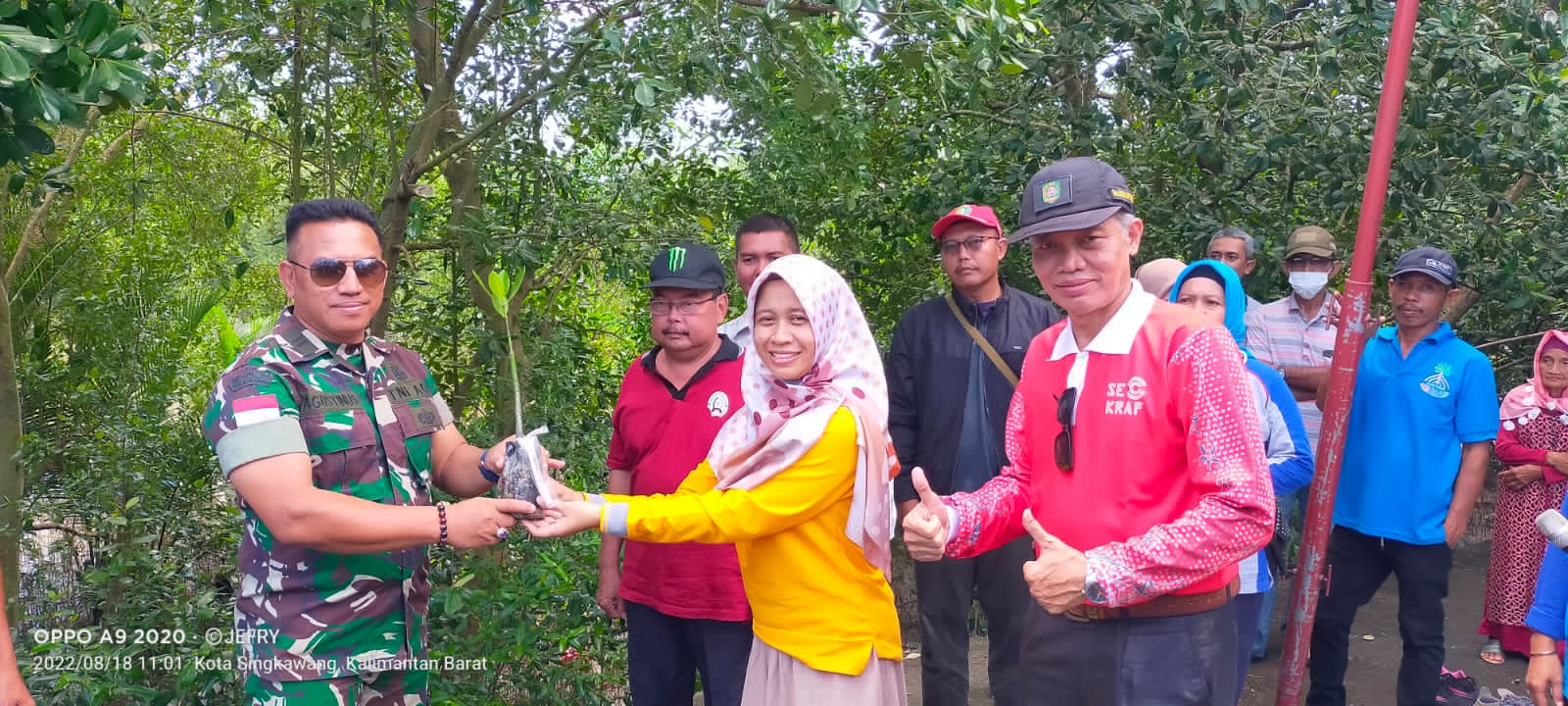Kunjungan Kadisporapar Provinsi Dan Memberikan Bantuan Bibit Manggrove, Tempat Sampah, Plan Sapta Pesona Kepada Pokdawis Manggrove Kuala Singkawang 2022